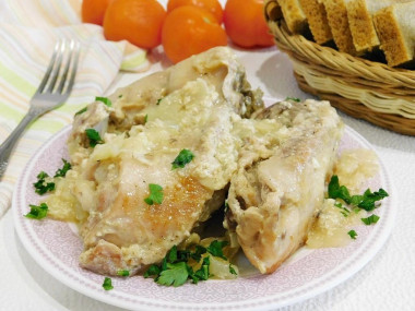 Кролик тушеный с луком