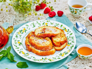 Гренки из батона на сковороде с яйцом и молоком