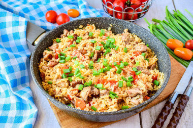 Рис с мясом и овощами на сковороде