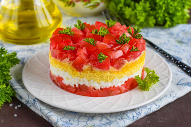 Салат с красной рыбой помидорами и сыром