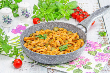 Свинина с солеными огурцами на сковороде