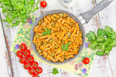 Свинина с солеными огурцами на сковороде