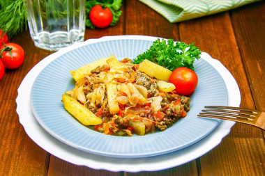 Капуста тушеная с фаршем и картошкой