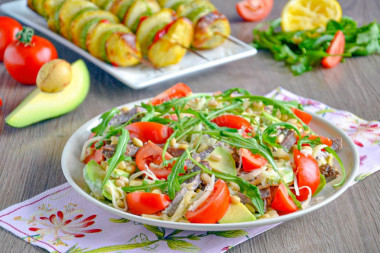 Салат с рукколой и помидорами черри из запеченной говядины