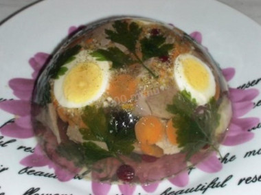 Заливное из говяжьего языка с вареным яйцом и маслинами