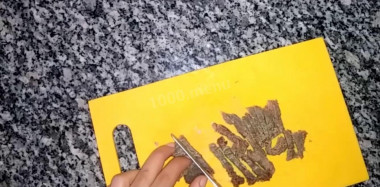 Рецепт - Мясной салат Принц с твердым сыром - Шаг 1 - Отварную говядину нарезать на тонкие полоски или разобрать на волокна. посолить.