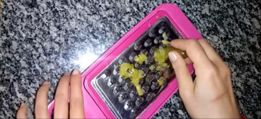 Рецепт - Мясной салат Принц с твердым сыром - Шаг 2 -  Соленые огурцы натереть на крупной терке. К огурцам добавить чеснок, пропущенный через давилку. Перемешать..