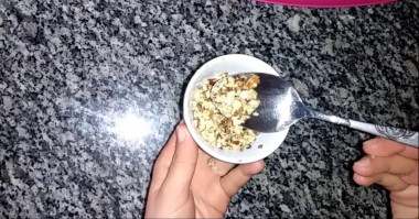 Рецепт - Мясной салат Принц с твердым сыром - Шаг 4 -  Грецкий орех измельчить, но не в порошок,а на маленкие кусочки.