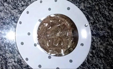 Рецепт - Мясной салат Принц с твердым сыром - Шаг 5 -  Собираем салат слоями.1-й слов говядина,смазать тонким слоем майонеза.