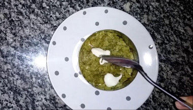 Рецепт - Мясной салат Принц с твердым сыром - Шаг 6 -  2-й слой- огурцы, смазать майонезом.