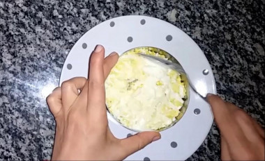 Рецепт - Мясной салат Принц с твердым сыром - Шаг 7 -  3-й слой - яйца.4-й слой - сыр.