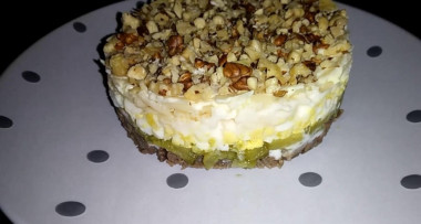 Рецепт - Мясной салат Принц с твердым сыром - Шаг 8 -  Всерху посыпать орехами.Салат готов!Приятного аппетита!