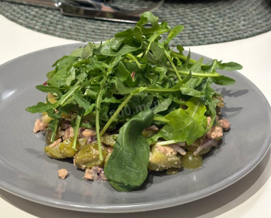 Салат с печенью трески и виноградом