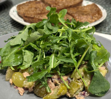 Салат с печенью трески и виноградом