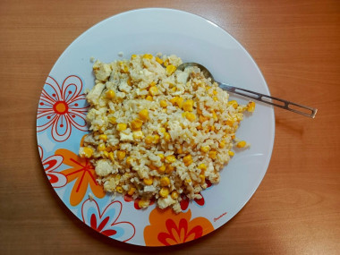 бурый рис с курицей, кукурузой и яйцом