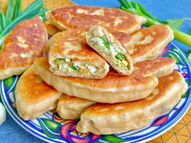 Пирожки на кефире с зеленым луком и яйцом без дрожжей