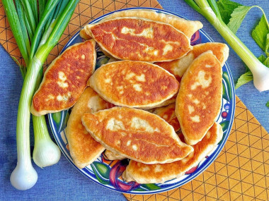 Пирожки на кефире с зеленым луком и яйцом без дрожжей