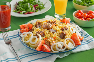 Плов в казане из говядины на плите