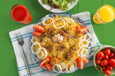 Плов в казане из говядины на плите