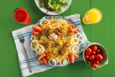 Плов в казане из говядины на плите