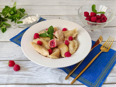 Вареники с малиной из теста на кефире