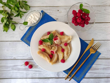 Вареники с малиной из теста на кефире