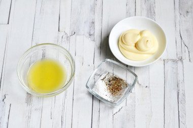 Рецепт - Вальдорфский салат с сельдереем яблоком и курицей - Шаг 1 - Как сделать вальдорфский салат с сельдереем и яблоком? Начните приготовление салата с заправки.Майонез можете использовать любой по вкусу, у меня оливковый, но можно и домашний.Помимо указанных ингредиентов можете добавить в заправку жидкий мед и лимонную цедру, но это уже будет отступление от классического рецепта.