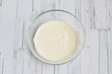 Рецепт - Вальдорфский салат с сельдереем яблоком и курицей - Шаг 2 -  В мисочке соедините майонез, лимонный сок и специи. Все тщательно перемешайте до однородности.