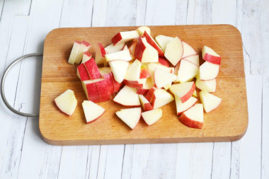 Рецепт - Вальдорфский салат с сельдереем яблоком и курицей - Шаг 9 -  Яблоко вымойте, очистите от сердцевины и нарежьте небольшими ломтиками. Яблоко лучше используйте сочные, подойдут сорта Пинк леди, Гренни смит и др.Яблоки лучше нарезать самыми последними, чтобы они не успели потемнеть. Чтобы салат был не только вкусным, но и ярким, красивым, выбирайте яблоки красного цвета.