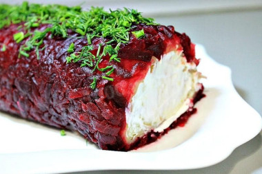 Салат с солеными огурцами, свеклой и копченым сыром