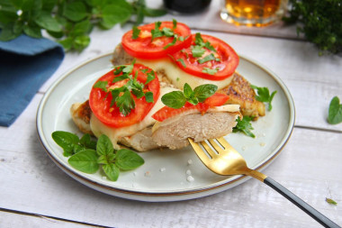 Куриное филе с помидорами и сыром на сковороде