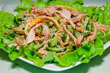 Корейский салат с куриной грудкой кунжутом, огурцами