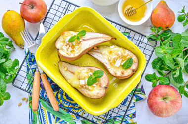 Груша с сыром камамбер в духовке