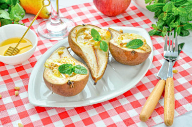 Груша с сыром камамбер в духовке