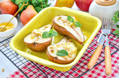 Груша с сыром камамбер в духовке