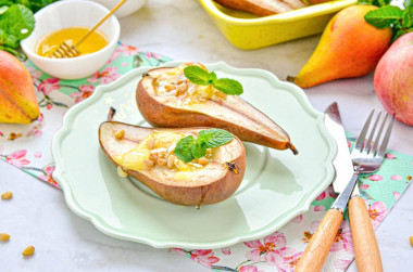 Груша с сыром камамбер в духовке