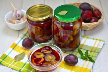Маринованная слива с чесноком на зиму