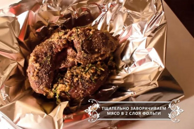 Рецепт - Говяжья буженина с горчицей и розмарином - Шаг 9 -  Переложить мясо на фольгу в форму, подходящую для духовки.