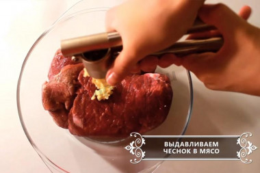 Рецепт - Говяжья буженина с горчицей и розмарином - Шаг 3 -  Чистим чеснок и добавляем его к мясу - можно через чеснокопресс, можно нашпиговать мясо, если у вас цельный кусок, а можно мелко нарубить или нарезать слайсами. Это как вам нравится.