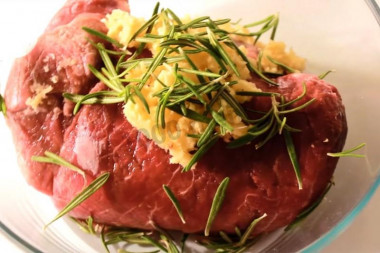 Рецепт - Говяжья буженина с горчицей и розмарином - Шаг 4 -  Сюда же добавить листочки чисто вымытого и просушенного розмарина. Как по мне, 350 г многовато, я бы взяла граммов 50-100 максимум. Это дело вкуса.