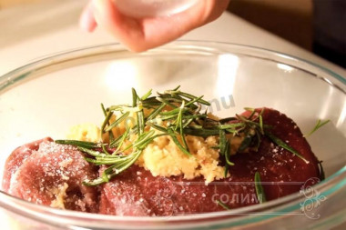 Рецепт - Говяжья буженина с горчицей и розмарином - Шаг 5 -  Все посолить.