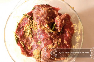 Рецепт - Говяжья буженина с горчицей и розмарином - Шаг 7 -  Мясо хорошо натереть специями.