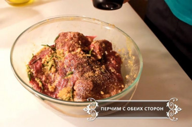 Рецепт - Говяжья буженина с горчицей и розмарином - Шаг 8 -  Поперчить с обеих сторон.