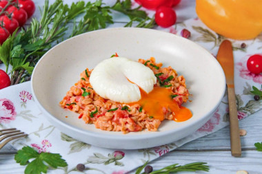 Томатная овсянка с яйцом пашот и сыром