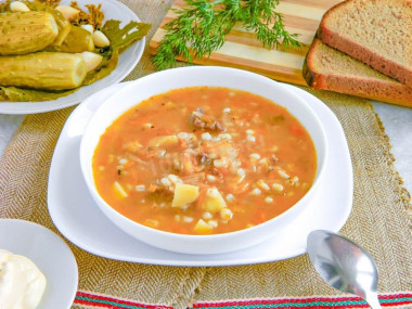 Рассольник с тушенкой и перловкой