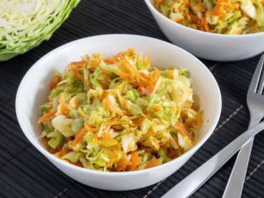 Салат из свежей капусты и моркови (классический)