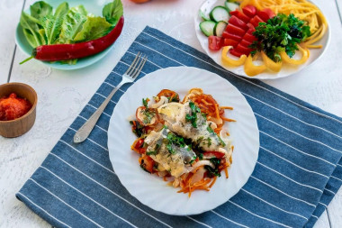 Хек в духовке с овощами и сыром