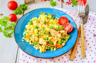 Жареный рис по тайски с курицей яйцом и овощами
