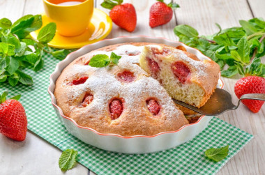 Простой пирог с клубникой