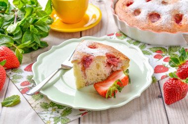 Простой пирог с клубникой